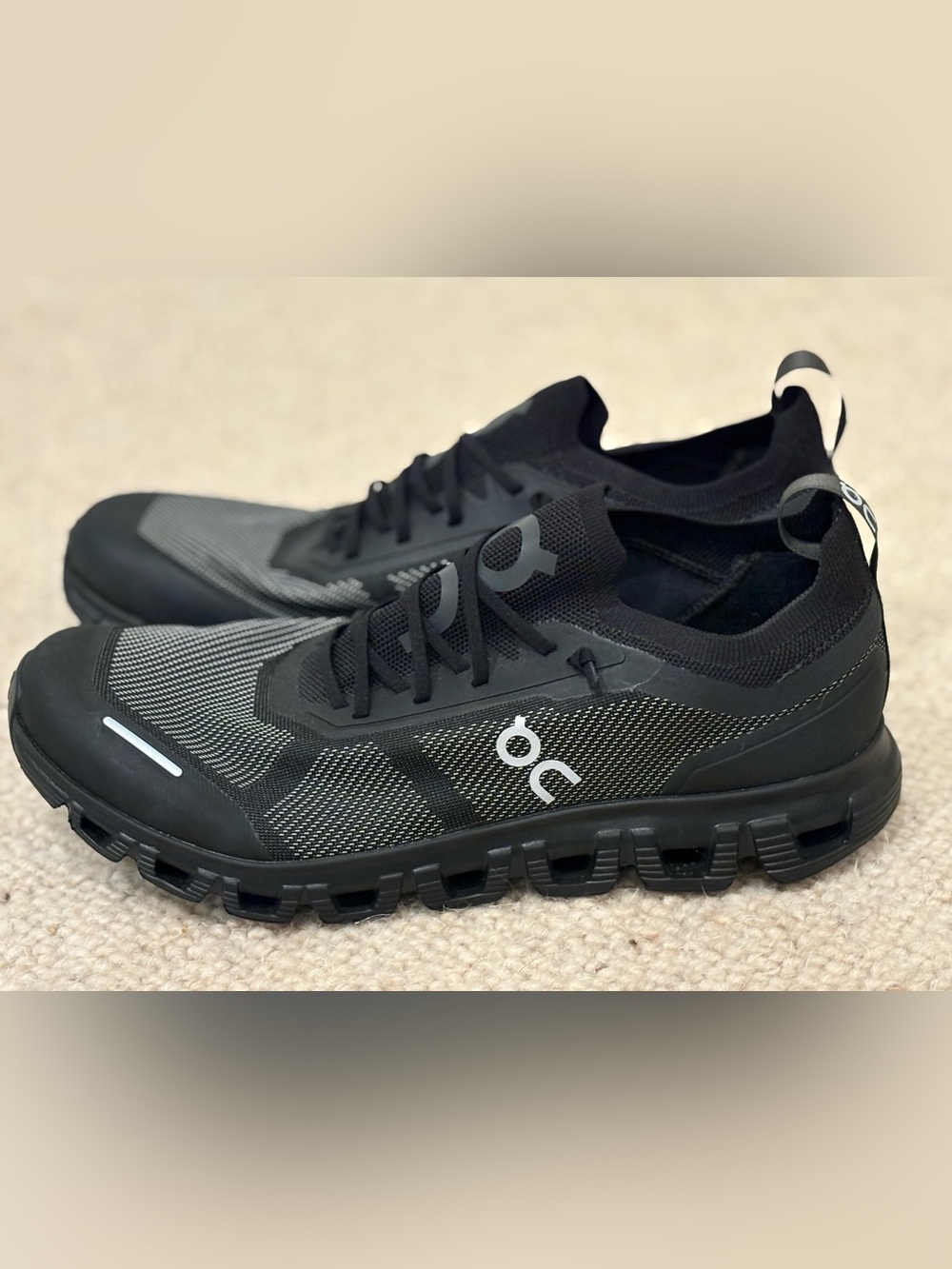On Cloud Versa Men's Black Athletic Shoes- Like New!